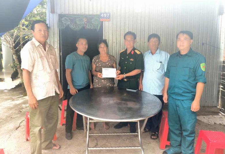 Ban chỉ huy Quân sự xã Thạnh Đông, tỉnh An Giang lan tỏa đạo lý “Uống nước  nhớ nguồn” từ thăm, tặng quà gia đình Chính sách