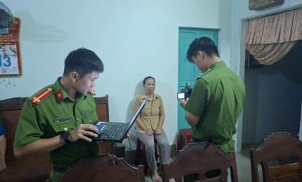 Công an xã Thạnh Đông hỗ trợ cấp căn cước, định danh điện tử tại nhà cho người dân khó khăn đi lại