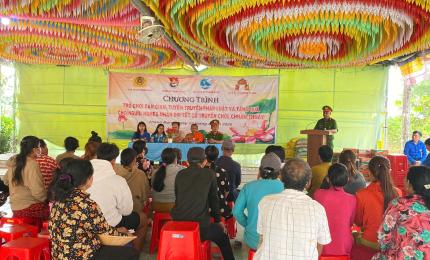 Công an xã Thạnh Đông Tuyên truyền pháp luật kết hợp tặng quà cho đồng bào dân tộc Khmer có hoàn cảnh khó khăn dịp Tết Cổ truyền Chol Chnăm Thmây