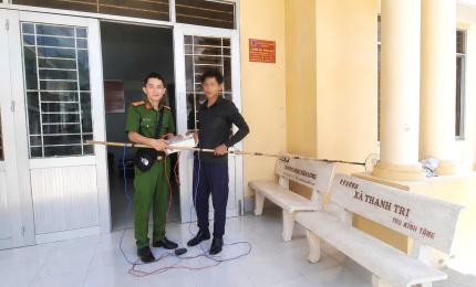 Công an xã Thạnh Đông đẩy mạnh tuyên truyền, vận động Nhân dân  giao nộp xung điện đánh bắt thủy sản
