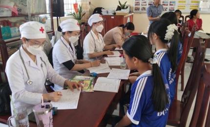 Trạm Y tế xã Thạnh Đông phối hợp với nhà trường khám sức khỏe định kì cho học sinh